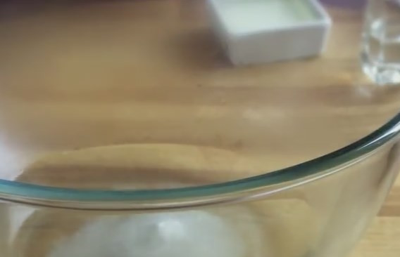 1. Этап. Чебуреки постные с грибами и гречкой: 1. Соедините в емкости стакан кипятка, сахар, соль, водку, растительное масло.