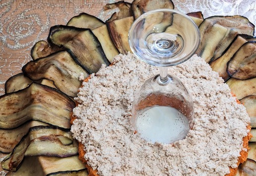 1. Этап. Салат с баклажанами и индейкой: Далее распределить слой измельченной индейки.