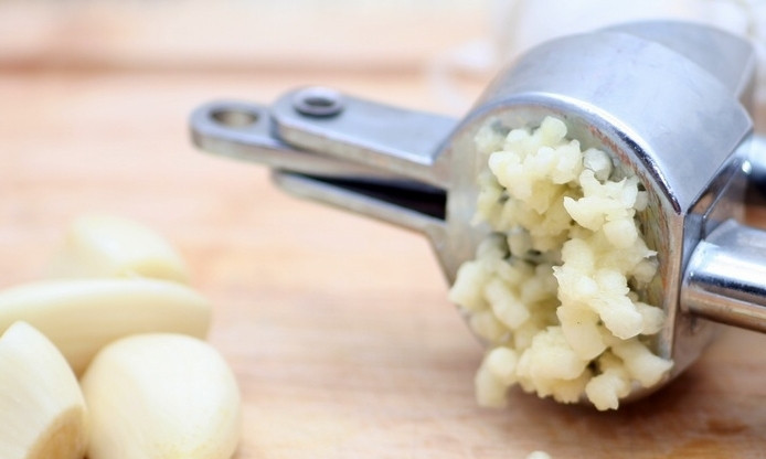 1. Этап. Котлеты с плавленым сыром: 4. Выдавливаем «чеснокодавкой» чеснок.