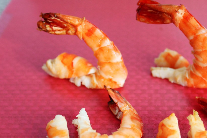1. Этап. Маленькие бутерброды на палочке: Разрезаем креветки, так как на фото.