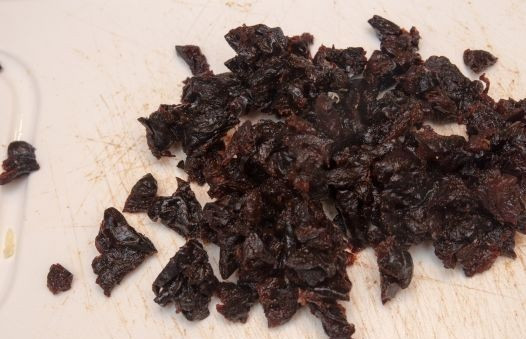 1. Этап. Салат Восторг: 6. Чернослив хорошо помыть и залить на несколько минут кипятком. Остудить и мелко нарезать.