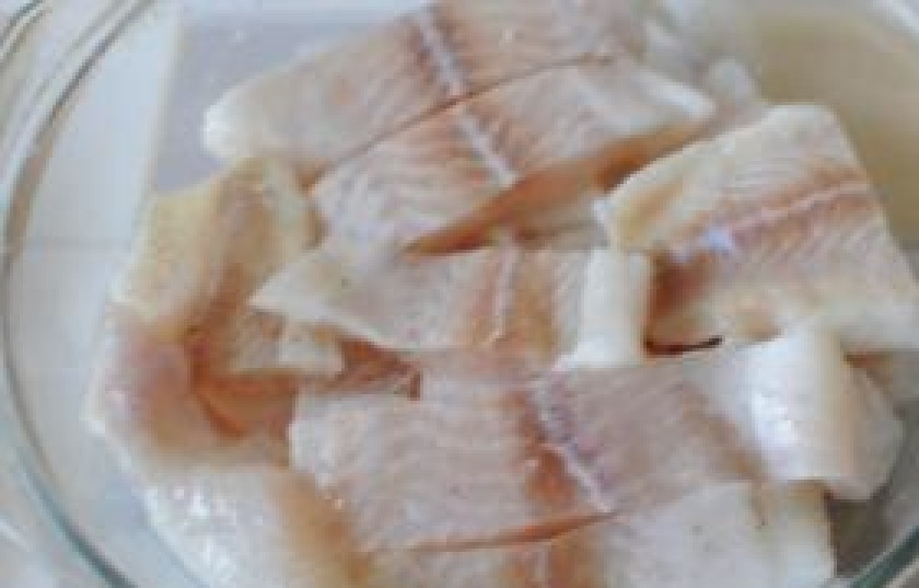 1. Этап. Уха с яйцом: 2. Затем кусками нарезаем рыбу.