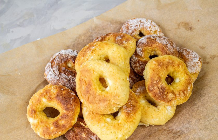 1. Этап. ПП пончики: Готовые пончики остудите. Их уже можно есть так, а можно украсить.