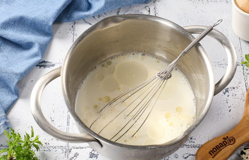 1. Этап. Блины из перепелиных яиц: Добавьте молоко и масло.