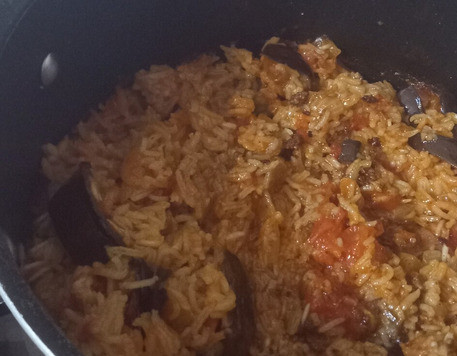 1. Этап. Острый рис с баклажанами и помидорами: Добавьте, наконец, 1/2 ложку соли в ёмкость. Добавьте рис и 1/3 воды. Доведите до кипения и томите на медленном огне минут 8. Затем добавьте ещё 1/3 воды. Готовьте ещё минут 8. И, наконец, добавьте последнюю 1/3 воды. Готовьте ещё 5 минут. Рис должен получиться мягким.