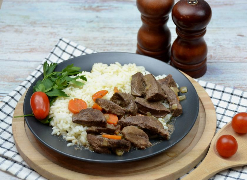 1. Этап. Тушеная печень в кефире: Отличными вариантами для подачи печени может быть рис, картофельное пюре, макароны. И не забудьте про свежую зелень и овощи, они тоже прекрасно сочетаются с тушеной печенью.