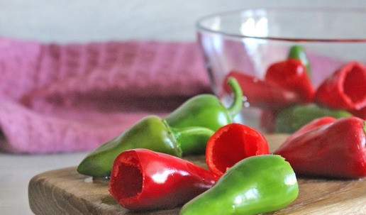 1. Этап. Салат Краски осени: Сладкий перец очистить от семенной коробочки, помыть, обсушить, нарезать крупно. !!! У меня был сладкий перец сорта «Гномик», я его не стала резать, так как он маленького размера.