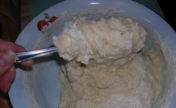 1. Этап. Вкусное дрожжевое тесто для пирога с капустой: 3. Затем понемногу домешиваем муку. Перемешаем.