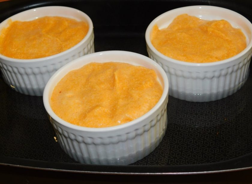 1. Этап. Морковное суфле с творогом: Разложите массу в формочки для запекания. Поставьте в чашу с горячей водой и запекайте при 180С минут 25-30.