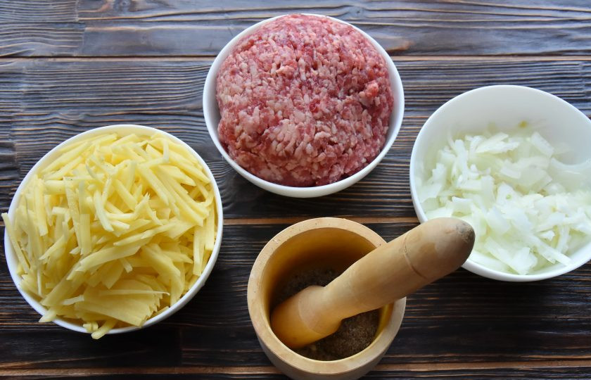 1. Этап. Табасаранское чуду: Для начинки подготовьте мясной фарш. Картофель нарежьте соломкой. Лук нарежьте полукольцами.