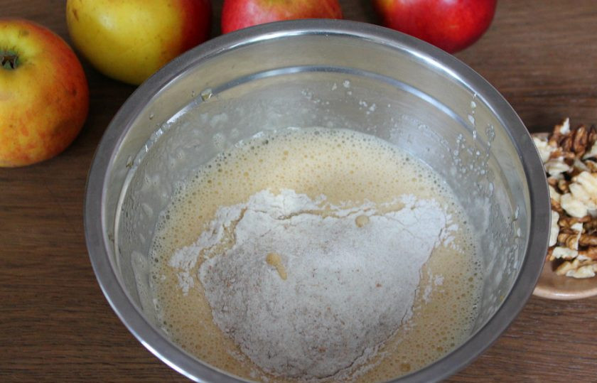 1. Этап. Мамин яблочный пирог: Насыпаем в миску муку и щепотку соды. Все перемешиваем.