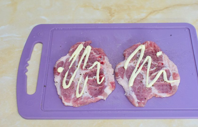 1. Этап. Мясные рулетики На один зубок: Посыпьте мясо солью и специями. Нанесите немного майонеза.