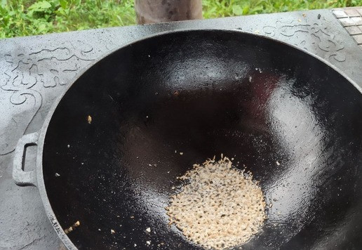 1. Этап. Хрустящие крылышки в остро-сладком соусе: Обжарить чеснок на небольшом количестве растительного масла.