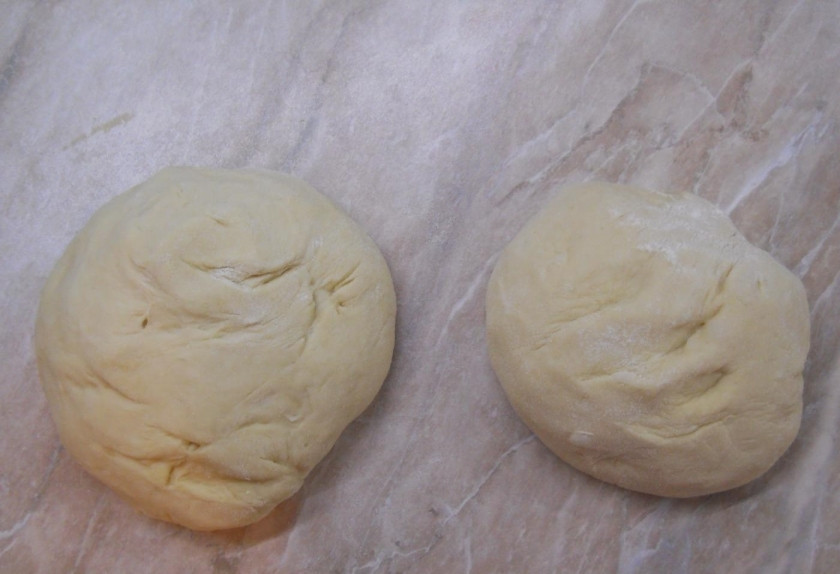 1. Этап. Вкуснейший сырный пирог: 4. Готовое дрожжевое тесто разделяю на 2 части, одна немного больше другой.