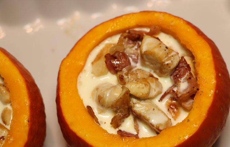 1. Этап. Тыква с мясом: Сложите в тыквы обжаренное мясо с беконом и залейте сливками. Сливки должны полностью покрыть начинку.