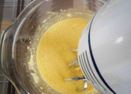 1. Этап. Печенье через мясорубку со сметаной: Яйца перемешиваем с сахаром до полного растворения гранул, добавляем ванилин и перетертый маргарин, тщательно взбиваем все ингредиенты. Добавляем майонез и сметану. Снова перемешиваем. В конце добавляем соду, гашенную уксусом или лимонным соком.