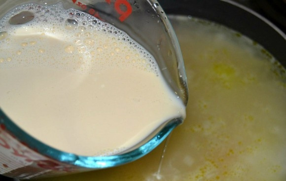 1. Этап. Картофельный суп с молоком: 8. Добавьте к супу молоко. Доведите все до кипения, после чего сделайте тише огонь. Варите еще минут 10 без крышки.