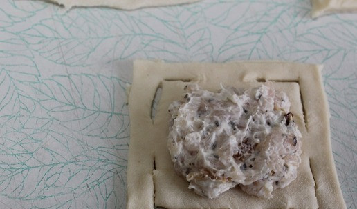 1. Этап. Пирожки закусочные с курицей: В середину выложить начинку.