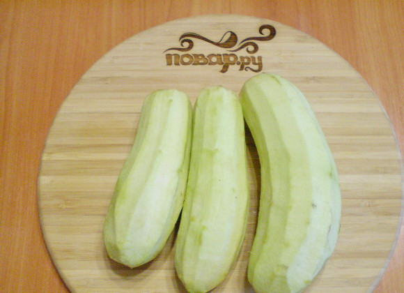 1. Этап. Баклажаны жареные с чесноком и сметаной: 2. Баклажаны моем и снимаем кожуру.