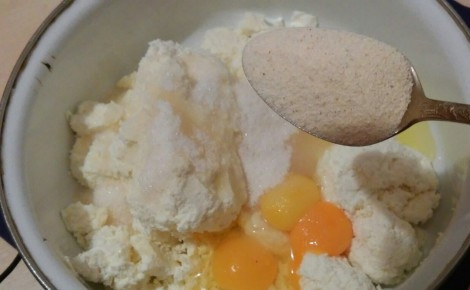 1. Этап. Шоколадно-творожный пирог в мультиварке: Далее в творожную массу добавьте манку. Всё хорошо перетрите и взбейте массу миксером.