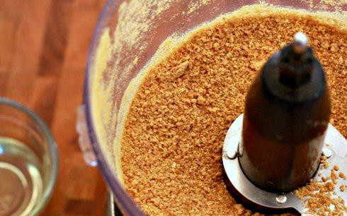 1. Этап. Чизкейк с гуавой: 2. Поместить крекеры в кухонный комбайн и измельчить. Сбрызнуть оливковым маслом и перемешать.