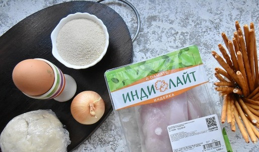 1. Этап. Закуска индилайтовые ножки: Для приготовления закуски подготовьте продукты. Заранее приготовьте пресное тесто. Вместо йогурта можно использовать кефир или простоквашу. Из данного количества получается 42 штучки.