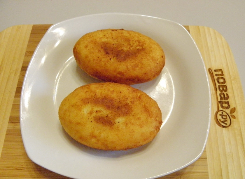 1. Этап. Зразы (классический рецепт): Готовые зразы снимите со сковороды. Переложите на тарелочку и подайте теплыми со сметаной и зеленью. Приятного! На выходе получим 8 зраз.