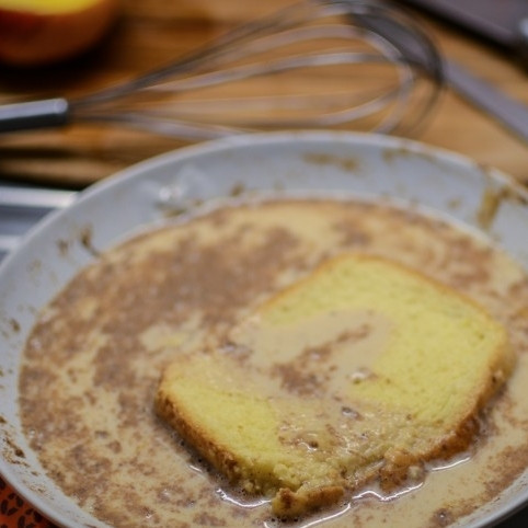 1. Этап. Французские тосты: 3. В сковороде на среднем огне растопите масло. Ломтики хлеба окуните в яично-молочную смесь и выложите на сковороду.