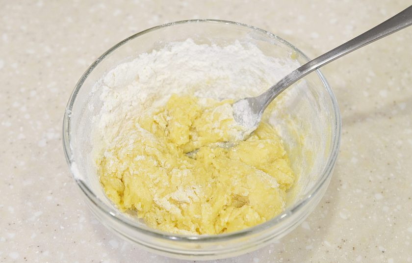 1. Этап. Пирожное в кружке: Замесите тесто.