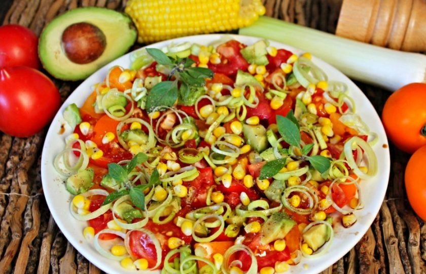 1. Этап. Салат из помидоров с авокадо, кукурузой и луком-пореем: Заправляем салат оливковым маслом и бальзамическим уксусом. Украшаем базиликом, солим и перчим. Готово, можно подавать к столу!