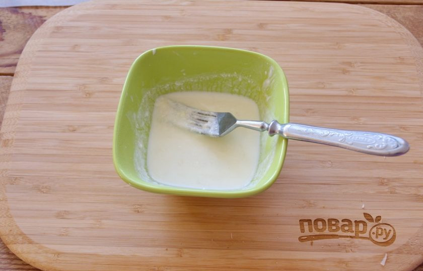 1. Этап. Тосты Карбонара: В микроволновке разогрейте массу так, чтоб сливки со сметаной прогрелись, а сыр расплавился. Достаточно будет 30 секунд при полной мощности микроволновки. Достаньте емкость из микроволновки и размешайте. Сыр разойдется в молочной массе.