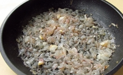 1. Этап. Соус Долмио: На растительном масле обжариваем до легкой румяности измельченный лук