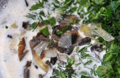 1. Этап. Грибная запеканка в духовке: Добавляем в получившуюся смесь остывшие грибы и мелко нарезанную зелень. Перемешиваем.