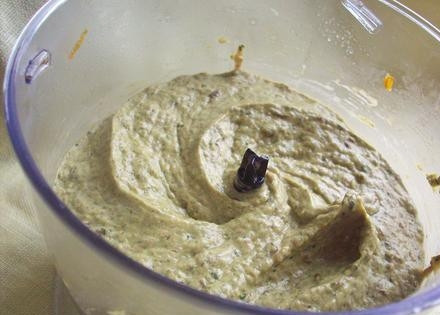 1. Этап. Суп-пюре из белых грибов: Забрасываем его в кастрюлю и варим до готовности, после чего содержимое кастрюли измельчаем в блендере.