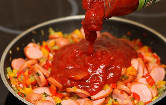 1. Этап. Спагетти с сосиской и соусом: 10. Последним добавить соус. Его должно быть довольно много. Если соус без специй, тогда обязательно добавить их по вкусу.