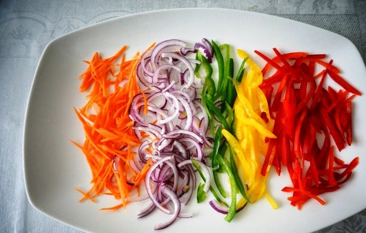 1. Этап. Овощной салат с филе сельди: 2. Филе сельди просушите бумажным полотенцем. Болгарский перец и морковь нарежьте тонкой соломкой. Лук нарежьте тонкими полукольцами.