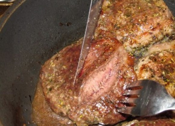 1. Этап. Стейк из мраморной говядины: Обжарьте с другой стороны также 3 минуты и отправьте сковороду в духовку на 5 минут. Затем с помощью ножа и вилки проверьте готовность – если прожарка недостаточна – верните мясо в духовку еще на 2-3 минуты. Постарайтесь взять куски мяса одинаковой толщины – так они прожарятся одинаково.