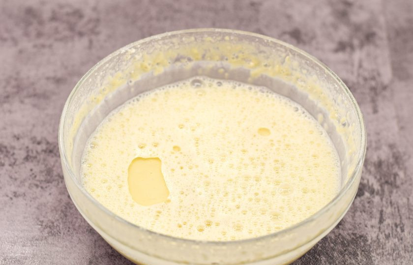 1. Этап. Блины на молочной сыворотке без дрожжей: В самом конце добавьте соду и растительное масло. Перемешайте все и дайте тесту отдохнуть в течение часа.