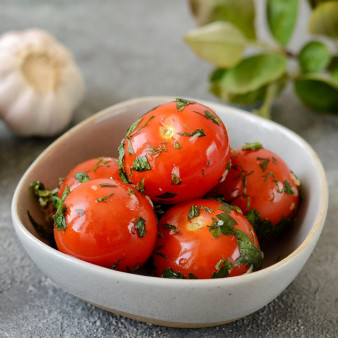 Малосольные помидоры черри