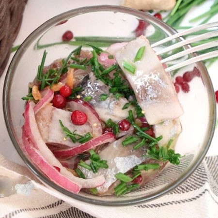 1. Stage. Pickled Herring with Lingonberries: Serve the herring by adding chopped green onions and olive oil.