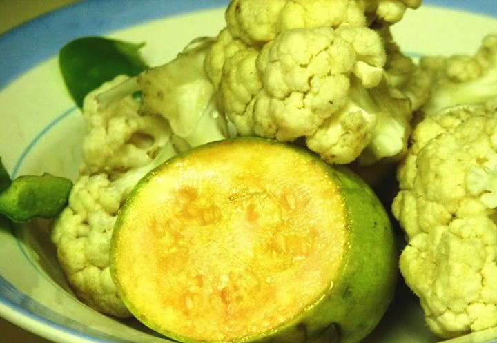 1. Этап. Овощи в кляре: Овощи помойте, кабачок очистите и порежьте кружочками, а капусту разберите на соцветия. Овощи можно немного посолить.