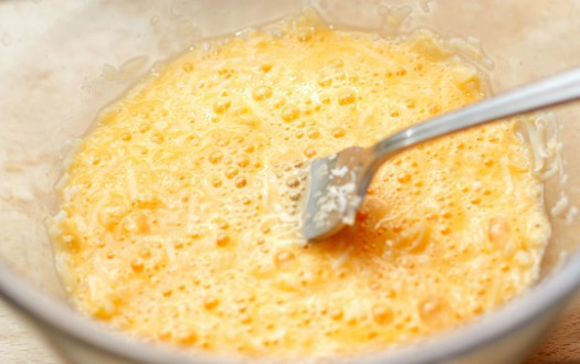 1. Этап. Карбонара с ветчиной: Приготовим соус для пасты. Взбейте яйца с пармезаном, добавьте белого перца.