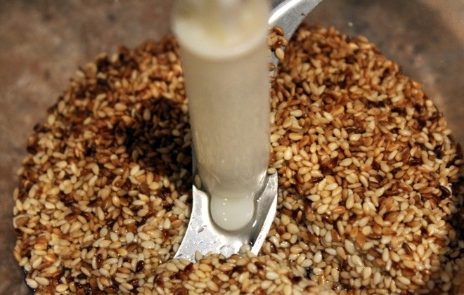 1. Этап. Хумус по-еврейски: Потом переложите обжаренный кунжут в блендер, добавьте кунжутное масло, сок лимона, тмин, паприку и все взбейте до однородности.