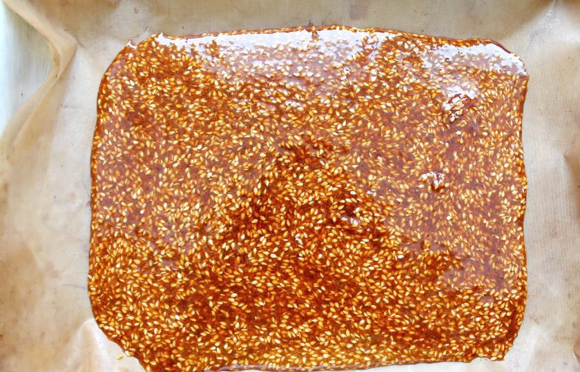 1. Этап. Нугатин: Противень застелите бумагой для выпечки, смазанную маслом, и вылейте на нее массу. Разровняйте и уберите в холод до застывания. Дайте нугатину остыть и поломайте его на кусочки.