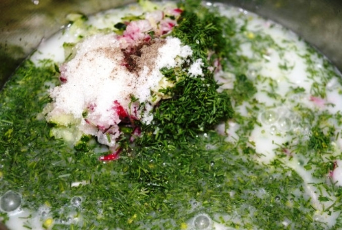 1. Этап. Классическая окрошка на кефире: Все ингредиенты сложите в кастрюлю, добавьте сахар, перец и соль. Залейте кефиром и перемешайте. Дайте немного настояться, затем разлейте по порциям. Добавьте сметану, украсьте кружками редиски и подайте на стол.