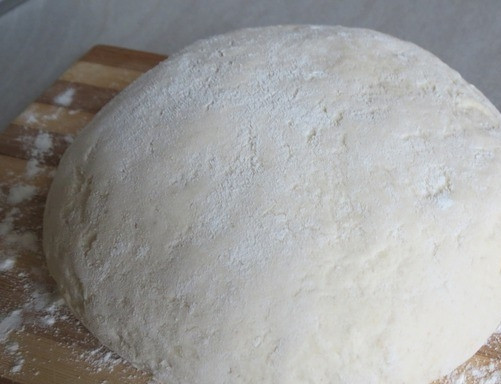 1. Этап. Фокачча тонкая: Возьмите миску с высокими бортиками и влейте в нее чистую питьевую воду комнатной температуры. Добавьте к ней дрожжи, сахар, одну ложку (половинку всей) соли, две столовых ложки оливкового масла. Если такого у вас на кухне не оказалось, не страшно, влейте любое растительное. Оставьте на десять минут миску с ингредиентами, затем всыпьте муку и замесите тесто. Его поставьте в теплое место подниматься.