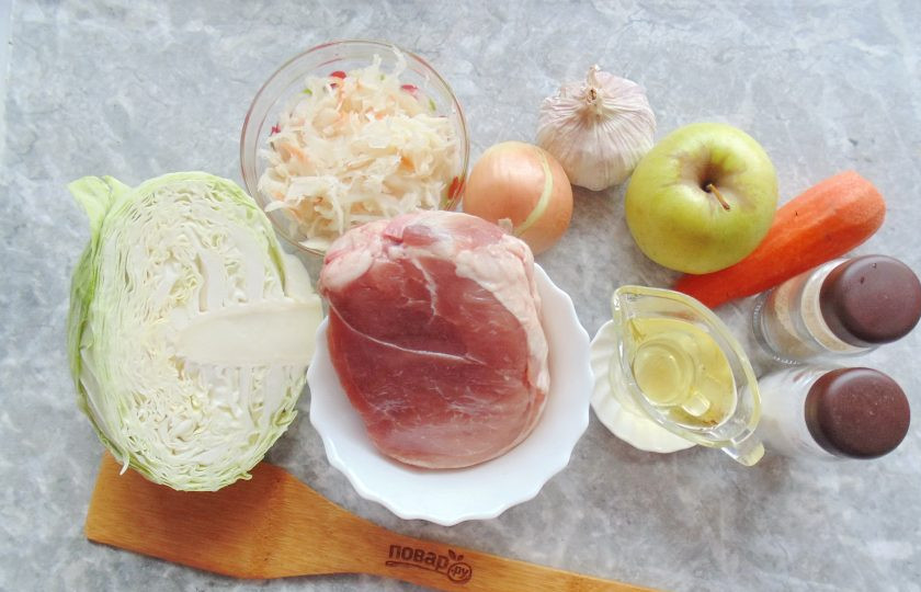 1. Этап. Мясо с капустой и яблоками: Подготовьте ингредиенты для приготовления мяса с капустой и яблоками.