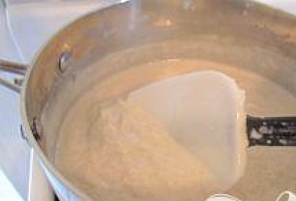 1. Этап. Простой кокосовый пирог: 4. Пока шоколад застывает, приготовьте начинку для пирога, заварив кокосовый пудинг. как указано на упаковке, или сварив очень густой сладкий кисель из свежего кокосового молока.