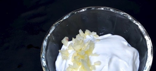 1. Этап. Картофельные Ёжики: Для соуса мелко нарежьте чеснок, добавьте в сметану, приправьте перцем и перемешайте.