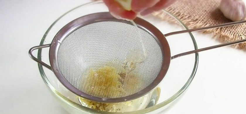 1. Этап. Салат Свежесть с капустой: 2. Приготовьте заправку: мелко порубите чеснок, добавьте к растительному маслу. Добавьте цедру и сок лимона, сахар, соль, белый молотый перец. Перемешайте венчиком и заправьте овощи.